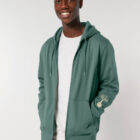 Veste sweat pour homme et femme en coton biologique de couleur vert jade avec un dessin de montagne dans le dos et une inscription noté silence de sérigraphie beige.