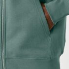Veste sweat pour homme et femme en coton biologique de couleur vert jade avec un dessin de montagne dans le dos et une inscription noté silence de sérigraphie beige.