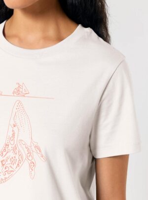 Tshirt femme manche courte de coton biologique couleur beige avec dessin d'une baleine avec motifs polynésiens et la sérigraphie de couleur pêche.