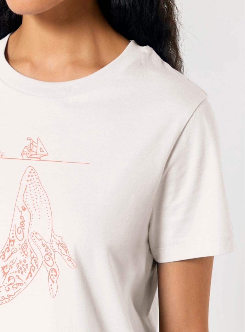 Tshirt femme manche courte de coton biologique couleur beige avec dessin d'une baleine avec motifs polynésiens et la sérigraphie de couleur pêche.