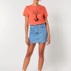 Tshirt femme en coton biologique et aux teintures organiques, de couleur corail avec dessin d'un arbre et d'une planète sérigraphie en couleur pêche.