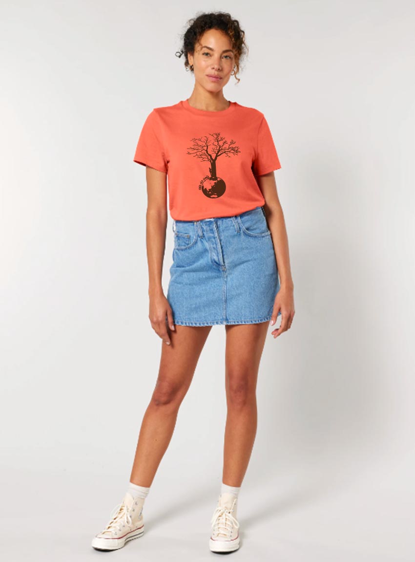 Tshirt femme en coton biologique et aux teintures organiques, de couleur corail avec dessin d'un arbre et d'une planète sérigraphie en couleur pêche.