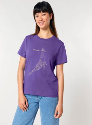 Tshirt femme manche courte de coton biologique couleur mauve avec dessin d'une baleine avec motifs polynésiens et la sérigraphie de couleur beige.