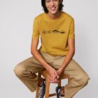 Tshirt homme manche courte en coton biologique avec un dessin représentant les éléments de la nature sur une ligne avec l'inscription des racines aux étoiles de couleur ocre et de sérigraphie noir.