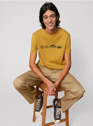 Tshirt homme manche courte en coton biologique avec un dessin représentant les éléments de la nature sur une ligne avec l'inscription des racines aux étoiles de couleur ocre et de sérigraphie noir.