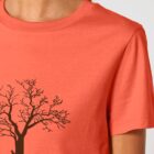 Tshirt femme en coton biologique et aux teintures organiques, de couleur corail avec dessin d'un arbre et d'une planète sérigraphie en couleur pêche.