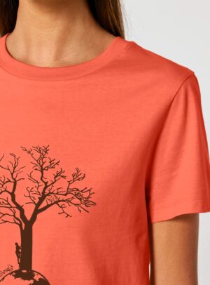 Tshirt femme en coton biologique et aux teintures organiques, de couleur corail avec dessin d'un arbre et d'une planète sérigraphie en couleur pêche.