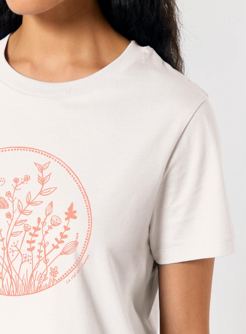Tshirt manche courte femme de couleur beige avec le dessin de fleurs en couleur pêche.