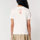Tshirt femme en coton bio manche courte de couleur beige vue de dos avec le dessin de la marque en pêche.