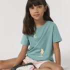 Tshirt enfant en coton biologique manche courte de couleur turquoise avec le dessin d'un arbre et d'un cerf volant avec une sérigraphie de couleur beige.