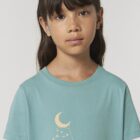 Tshirt enfant en coton biologique manche courte de couleur turquoise avec le dessin d'un arbre et d'un cerf volant avec une sérigraphie de couleur beige.