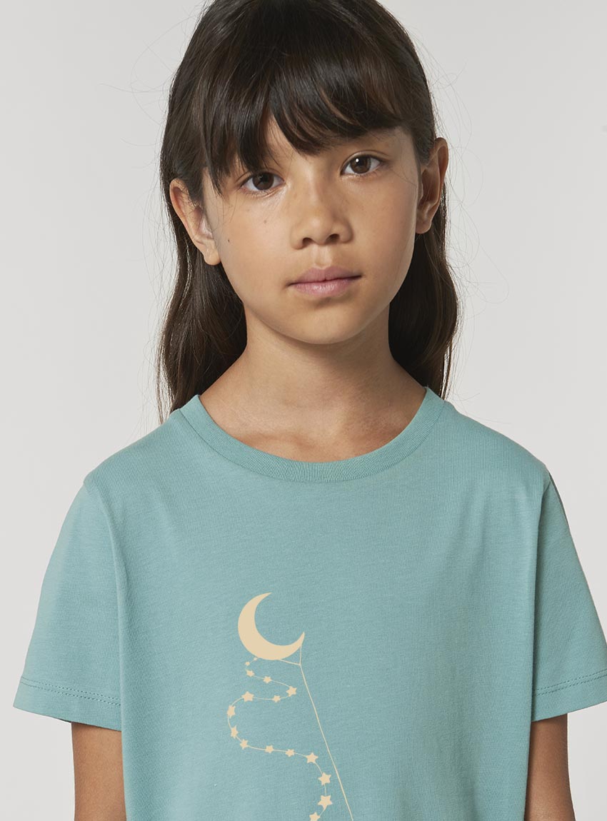 Tshirt enfant en coton biologique manche courte de couleur turquoise avec le dessin d'un arbre et d'un cerf volant avec une sérigraphie de couleur beige.